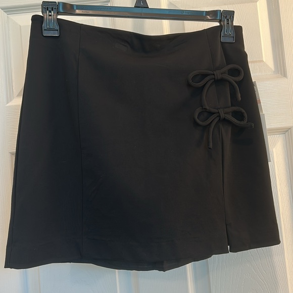 CECE Bow Mini Skirt - Picture 3 of 10